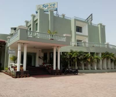 https://imgcld.yatra.com/ytimages/image/upload/t_hotel_yatra_city_desktop/v1437592913/Domestic Hotels/Hotels_Dehradun/Spice Hotel/Overview.jpg